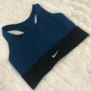 Gently worn Nike Medium bi-colored removable padding racer back sports bra
